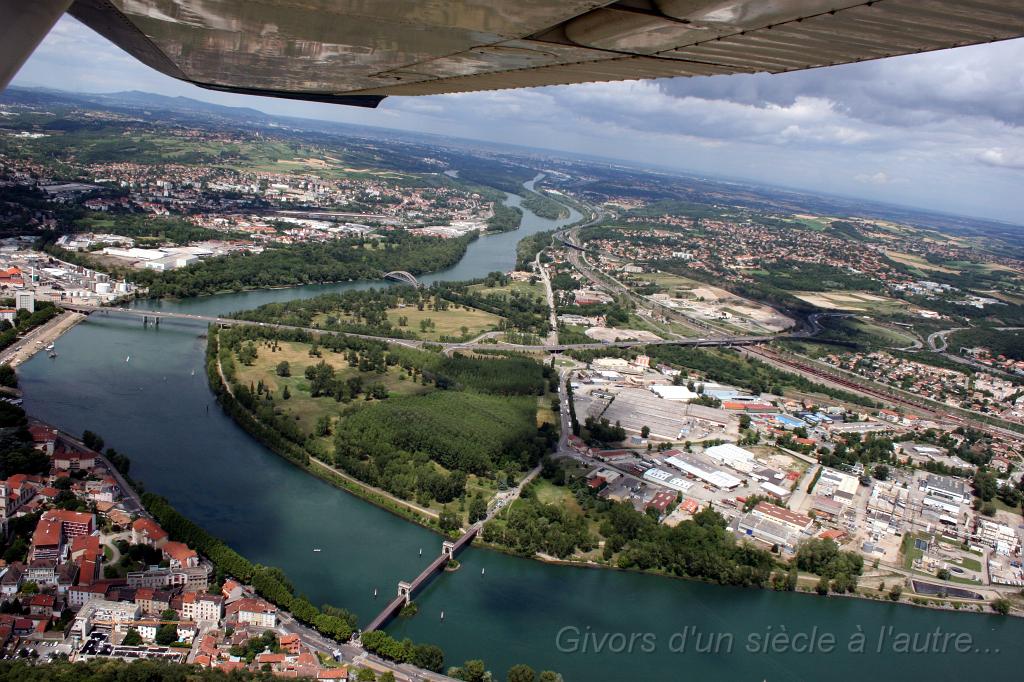 56-2011-06-15-givors-avion.jpg - Givors - Vue du ciel...