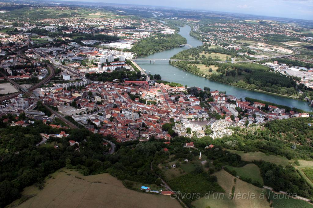 58-2011-06-15-givors-avion.jpg - Givors - Vue du ciel...